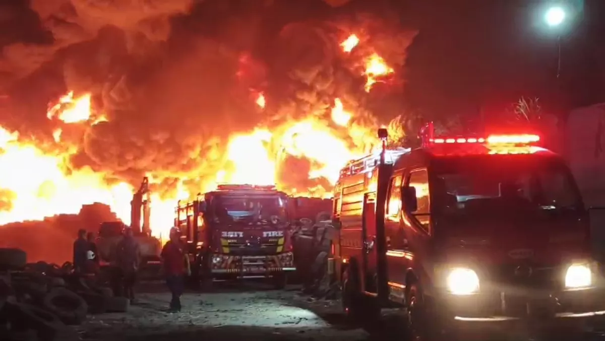 Pabrik Daur Ulang Ban Bekas Dekat SPBU di Mojokerto Terbakar