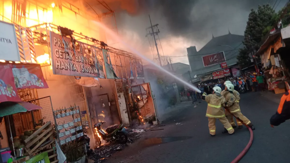 Toko Percetakan Al-Yaubi Print di Surabaya Terbakar, 2 Motor Hangus