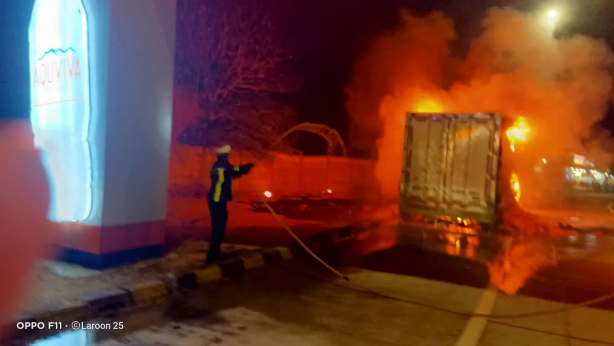 Truk Boks Muatan Wortel Terbakar di Tol Jombang Mojokerto