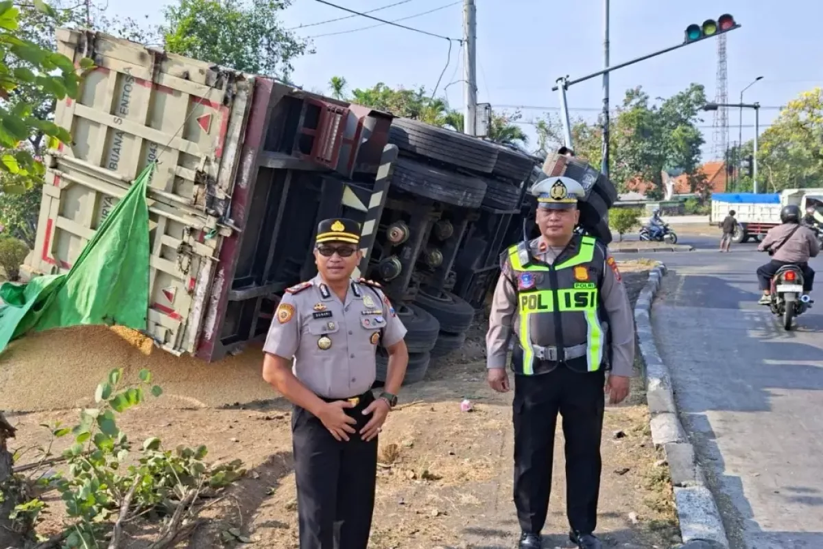Pemuda Bawa Truk Tronton Tabrak Tiang PJU di Balongbendo Sidoarjo
