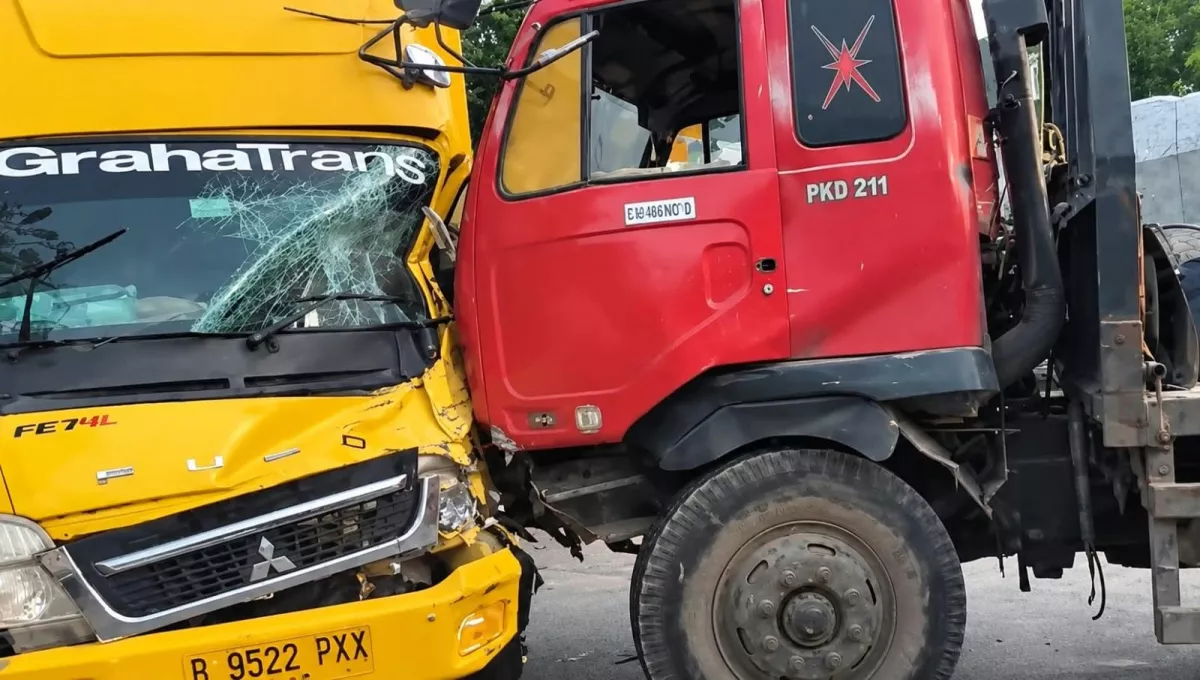Truk Boks Tabrak Trailer di Krembangan Surabaya, Begini Kondisi Korban