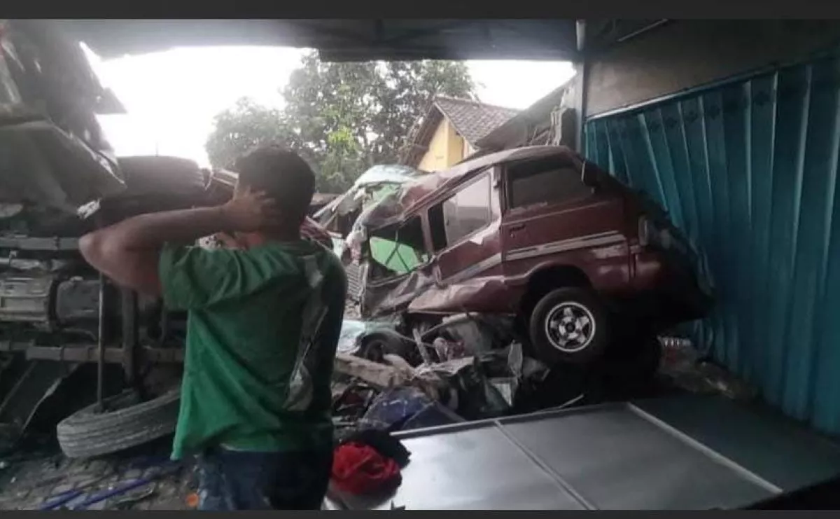Truk Box Hantam Motor Vario dan Teras Rumah di Nganjuk, Dua Orang Tewas