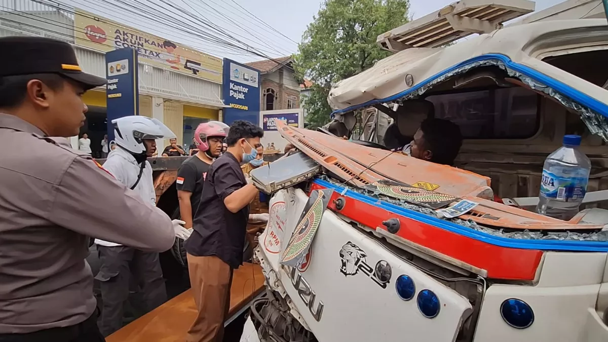 Truk Muatan Semen Tabrak Truk Gandeng di Mojokerto, Sopir Terjepit