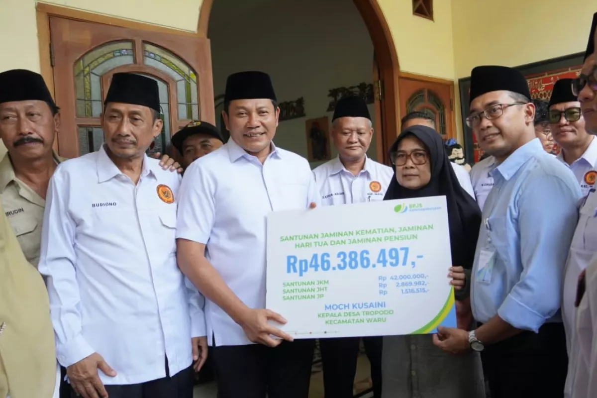 Momen Bupati Sidoarjo Subandi Beri Santunan BPJS Ketenagakerjaan pada Mendiang Kades Tropodo