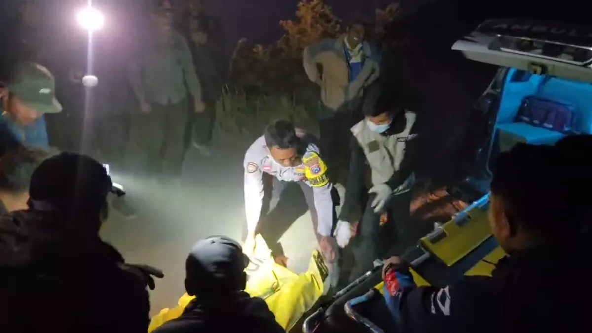 Foto: Tim Gabungan Evakuasi 3 Pemadam Tewas dalam Kebakaran Bromo
