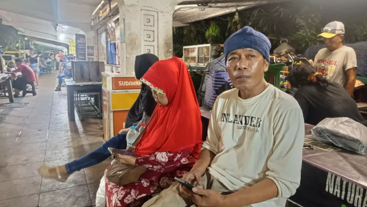 Kusnan, peserta pedangan sentra kuliner Kota Lama Surabaya yang mengeluhkan gelaran dragrace ini. (Dony/selalu.id)