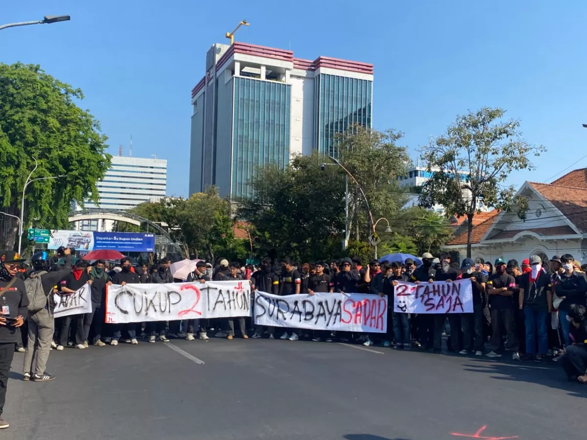 Massa Demo Berpakaian Serba Hitam Mulai Datang di Depan Grahadi Surabaya