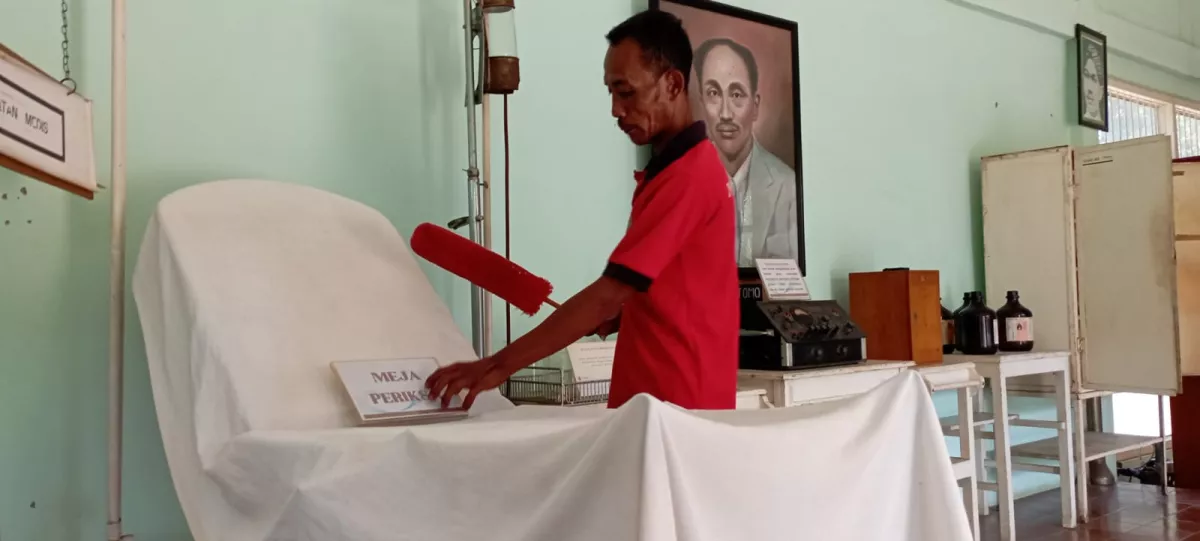 Penjaga museum saat membersihkan peralatan medis peninggalan Dr Soetomo. (Foto: Yohanes/selalu.id).