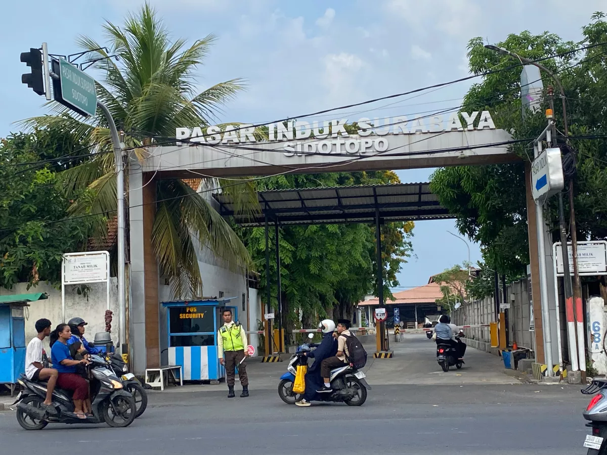 Tampak dari depan, Pasar Induk Surabaya Sidotopo. (Foto: Ade/selalu.id).