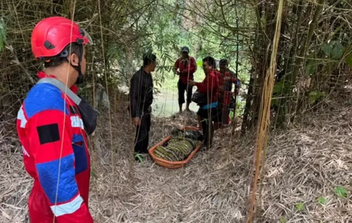 Petugas saat mengevakuasi Shaskia, pegawai RRI Surabaya yang hilang dan ditemukan terjatuh ke dalam jurang di Malang. (Dok. Damkar Kota Malang).