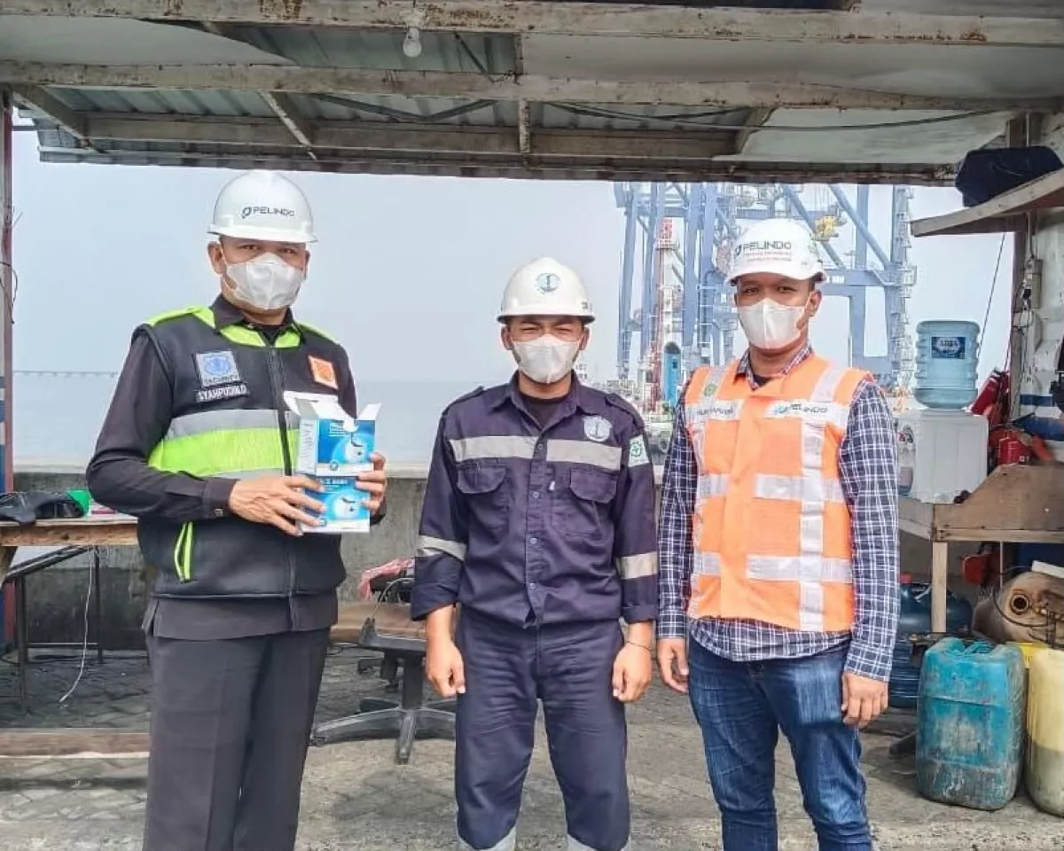 Kabut Asap, PT PMT Bagikan Masker ke Pegawai di Belawan dan Kuala Tanjung
