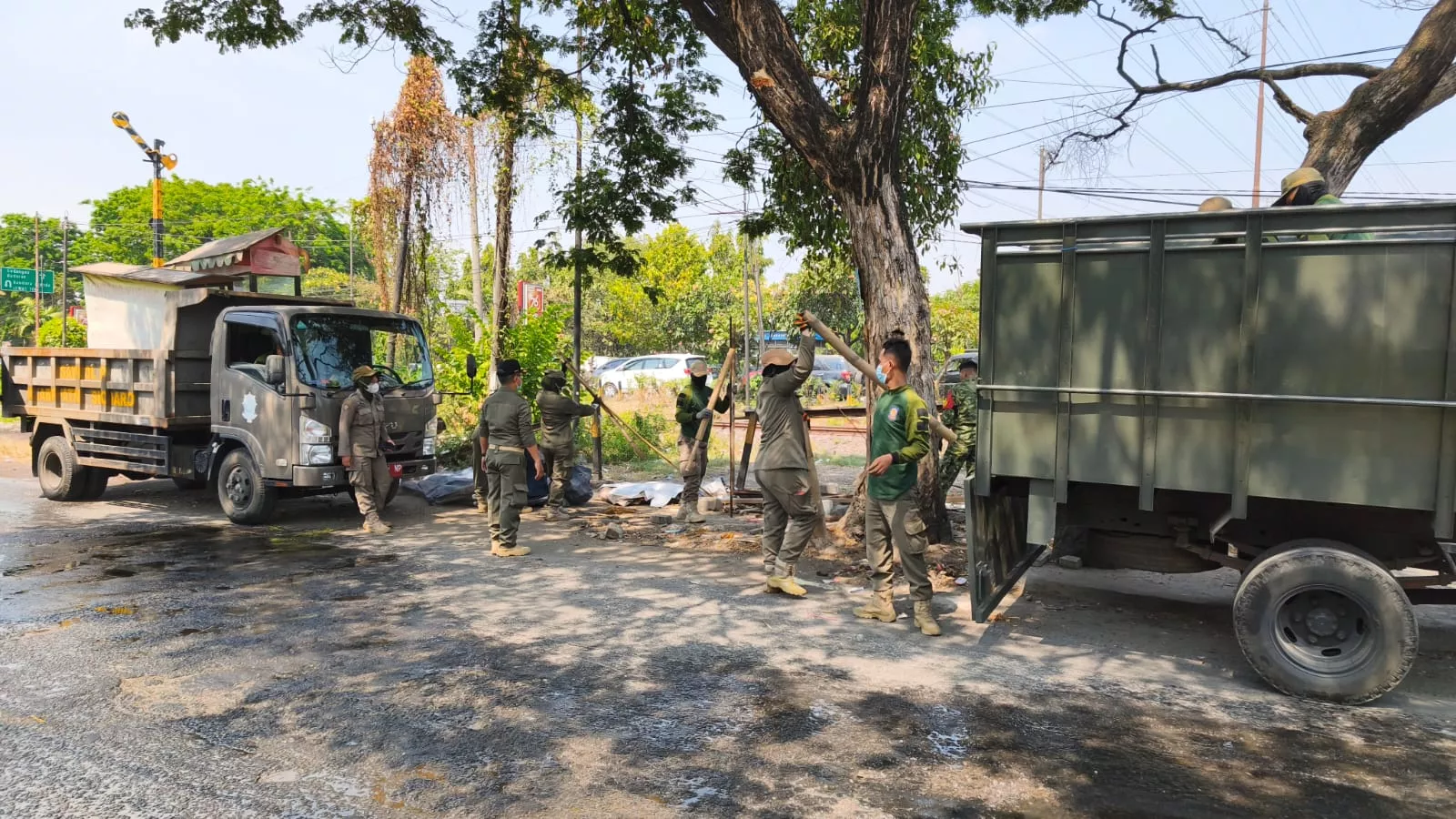 Satpol PP Sidoarjo Tertibkan 8 Bangunan di Frontage Road Waru