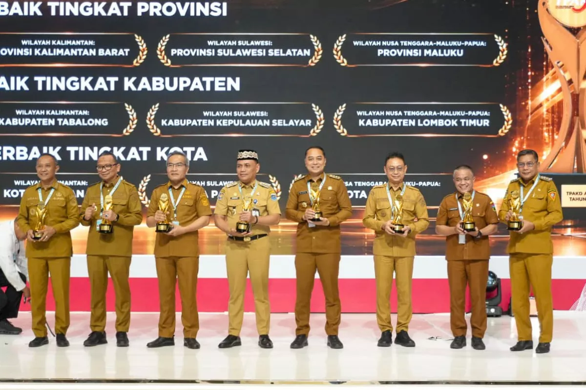 Wali Kota Mojokerto saat menerima penghargaan TPKAD bersama kepala daerah lain. (Pemkot Surabaya for selalu.id)