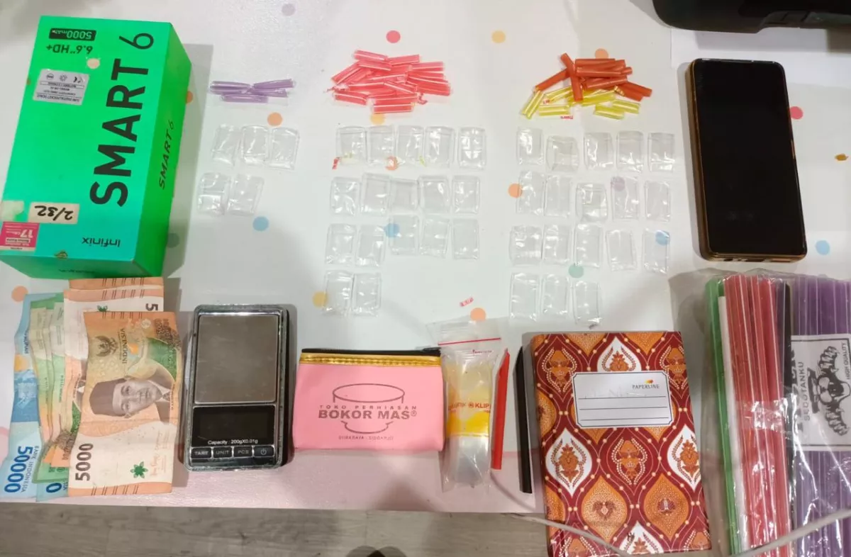 Barang bukti narkoba jenis sabu dan lainnya, yang disita polisi dari pengedar HR. (Dok. Satresnarkoba Polrestabes Surabaya).