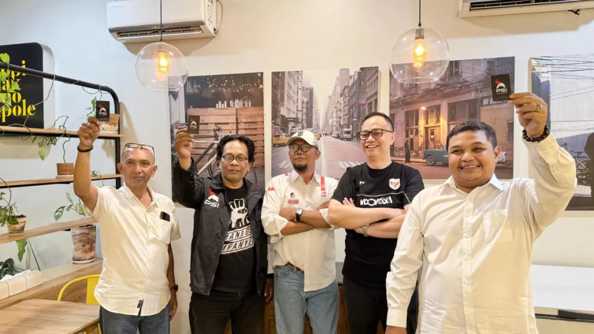 Heboh! Beredar Foto Eks Pengurus PDIP Surabaya Pegang KTA PSI, Sinyal Pindah Partai?