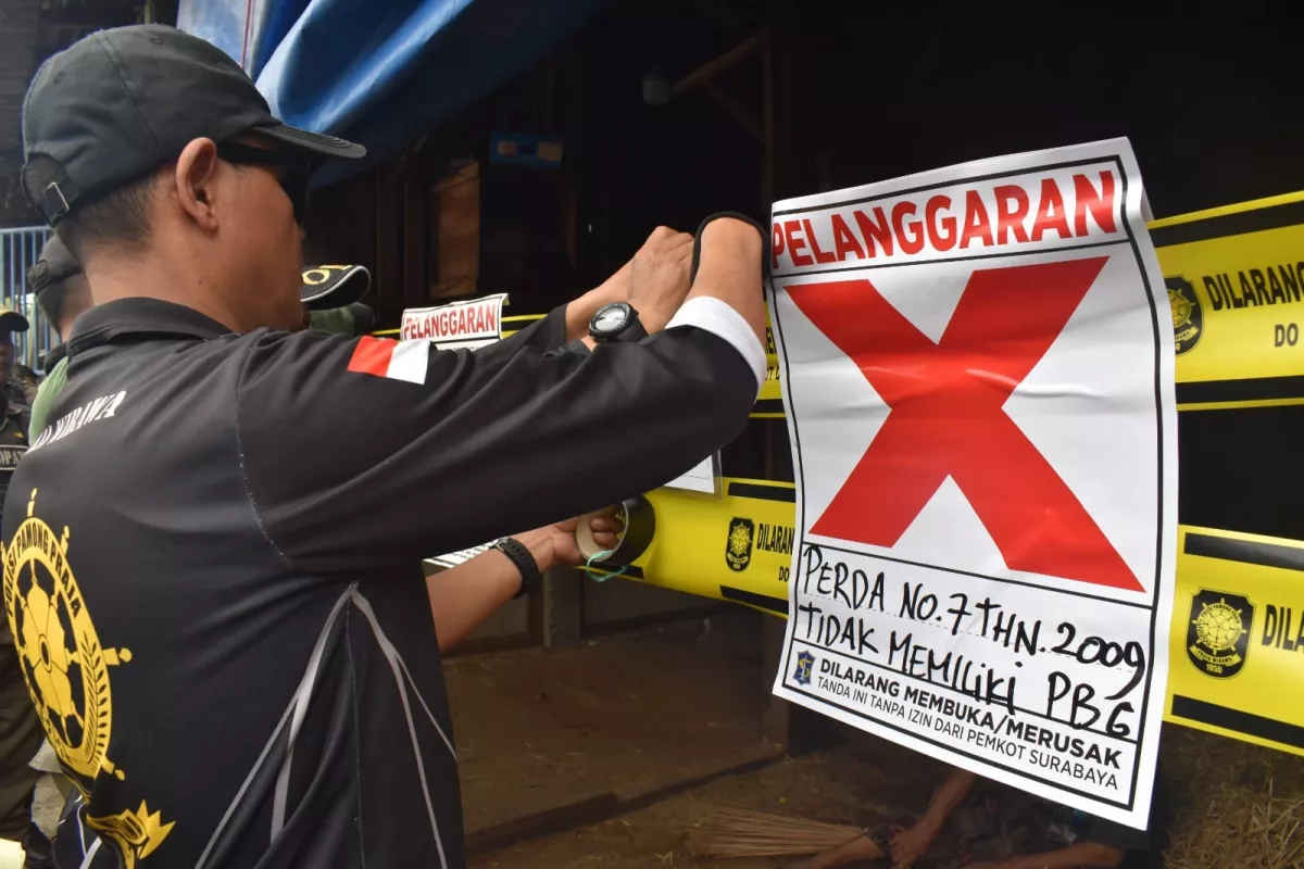 7 Kios Buah Tanjungsari Surabaya Disegel, Dagangan Dikeluarkan