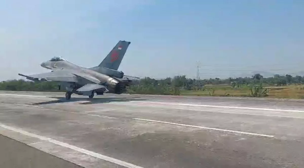 Momen Pesawat Tempur TNI AU Mendarat di Tol Pasuruan-Probolinggo