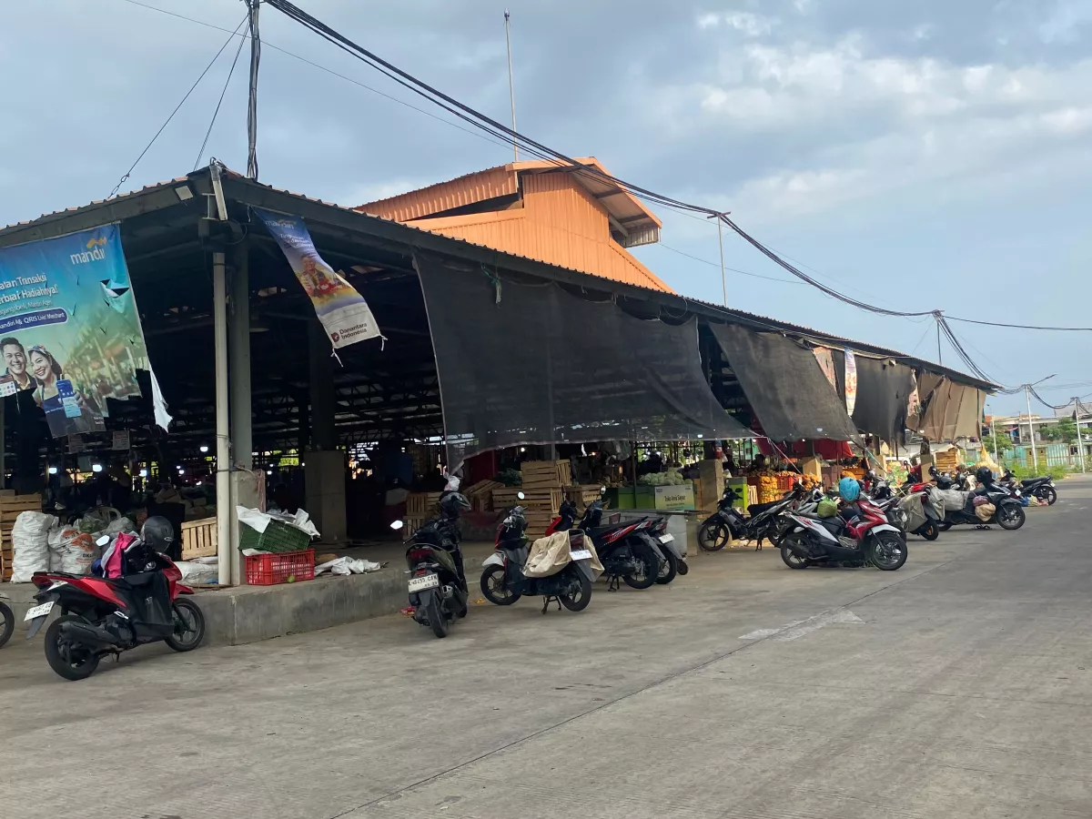 Aktivitas pedagang sayur di Pasar Induk Surabaya Sidotopo. (Foto: Ade/selalu.id).