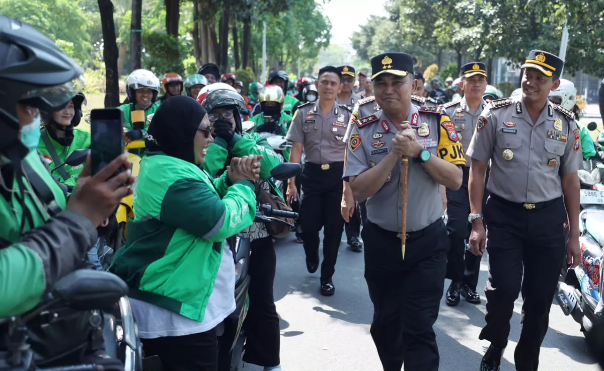 Momen Polda Jatim Salurkan 600 Paket Sembako pada Pengemudi Ojol