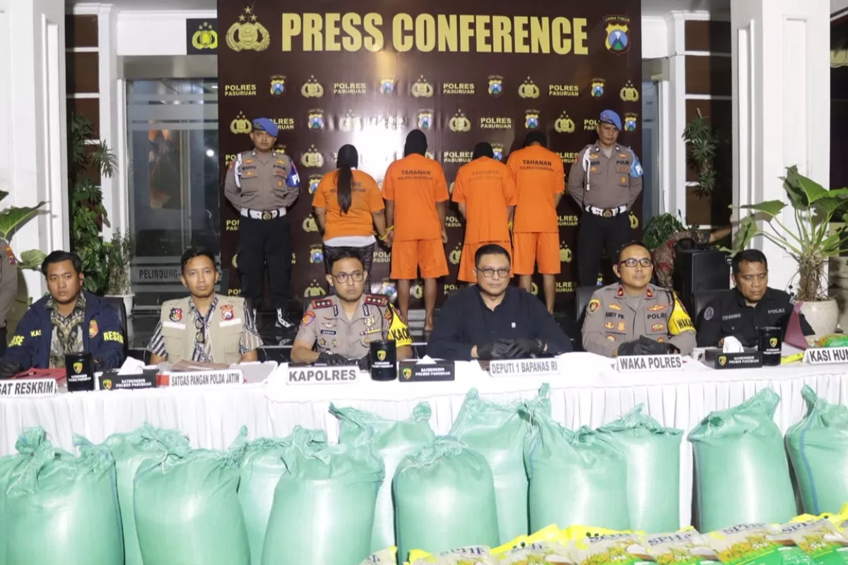Polisi Bongkar Pengemasan Ulang Beras SPHP di Pasuruan, Empat Orang Diamankan