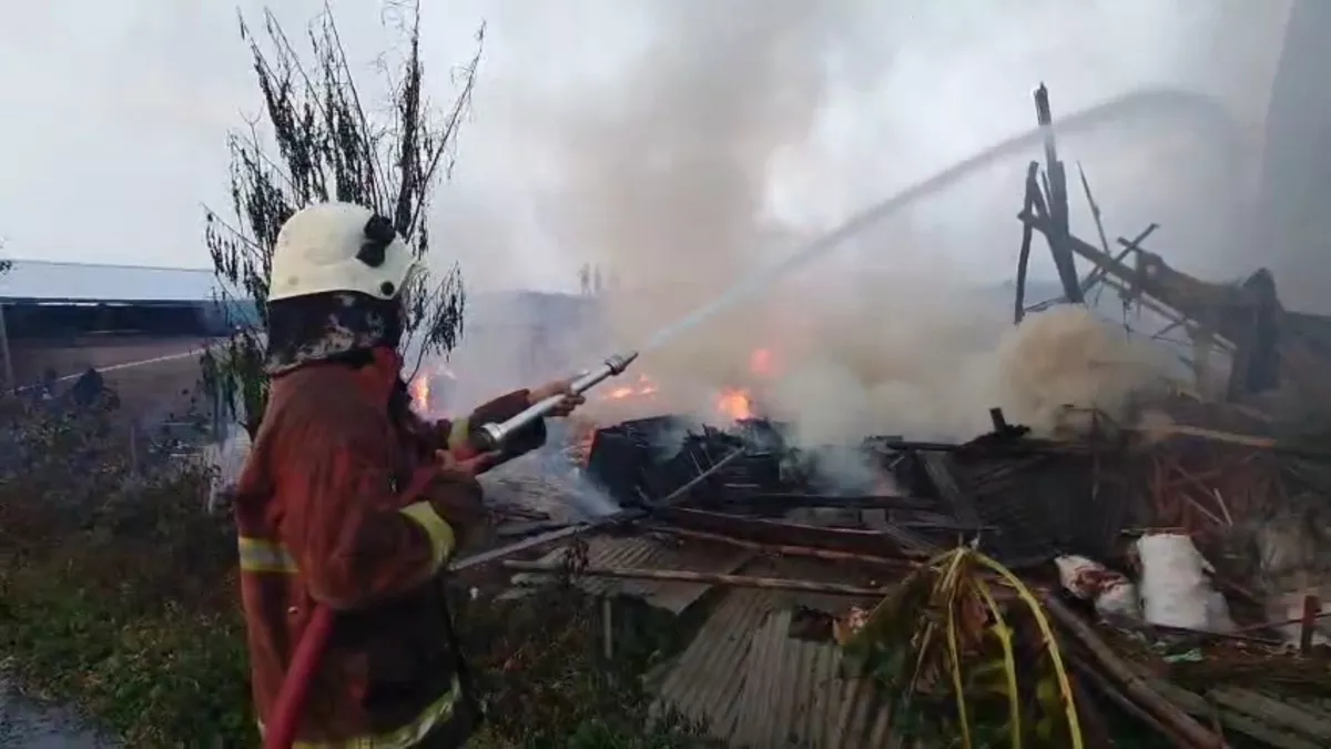 Gudang Produksi Pintu di Mojokerto Ludes Terbakar, Kerugian Rp200 Juta