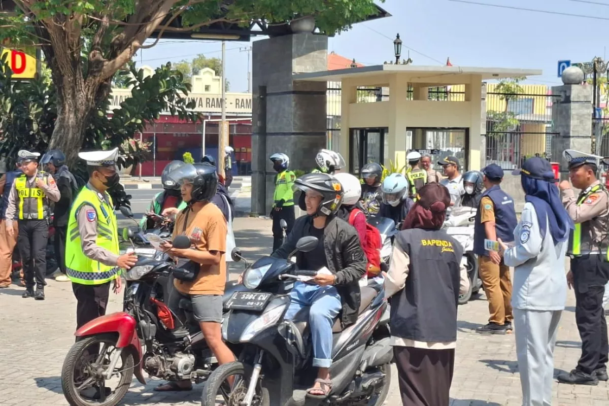 Gelar Razia Simpatik, Petugas Bagi-bagi Helm SNI Buat Pengendara Taat Pajak di Sidoarjo