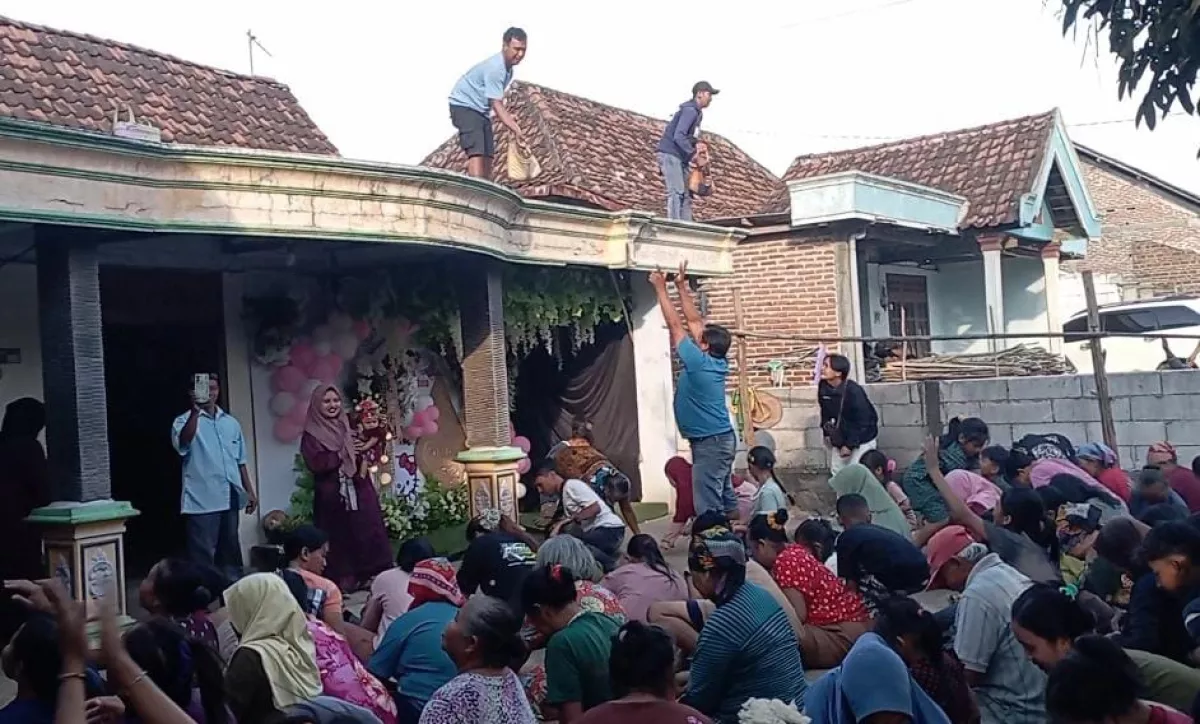 Melihat Tradisi Tedak Sinten di Nganjuk, Sebar Uang Koin hingga Jadi Rebutan