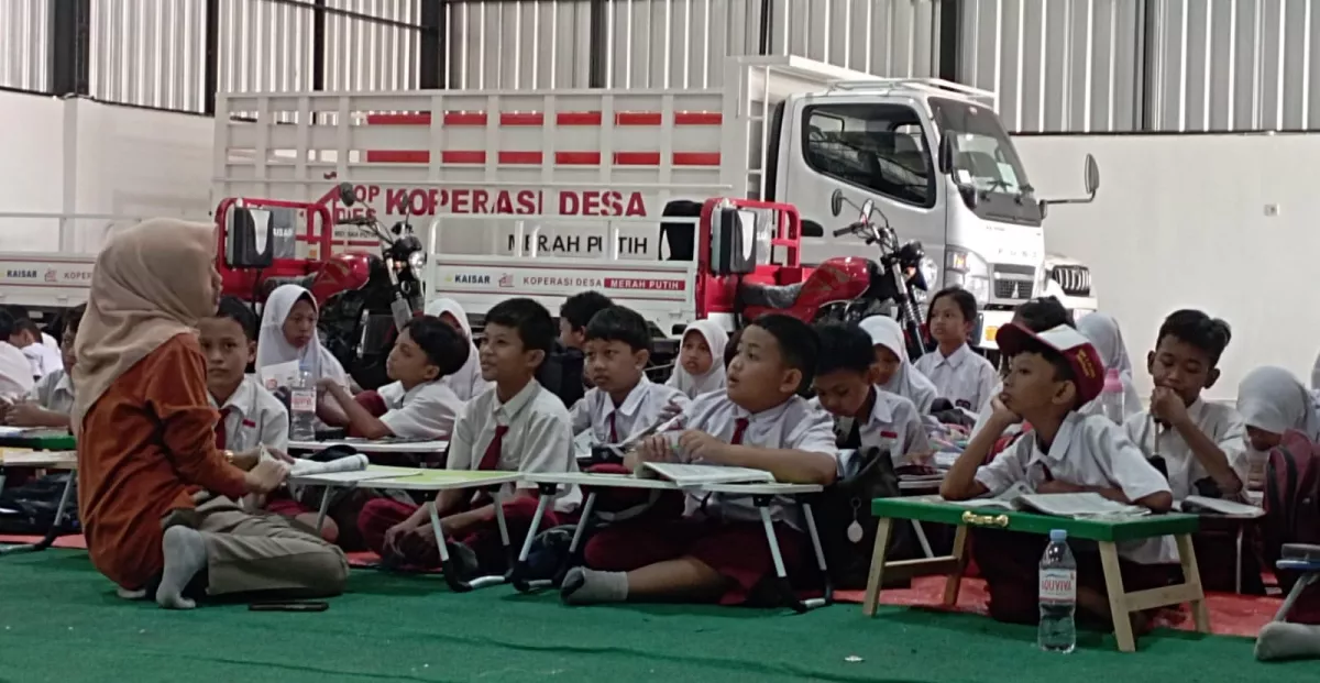 Potret Semangat Siswa SDN 2 Ploso Nganjuk Belajar dengan Lesehan di Gedung Darurat