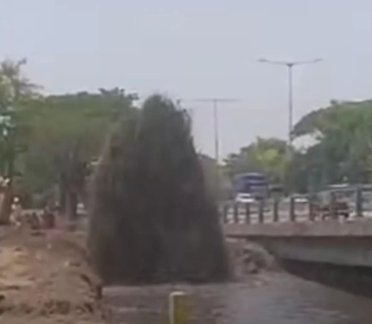 Semburan Air Setinggi 3 Meter di Jalan Dupak Rukun Surabaya