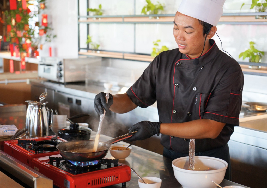Grand Swiss-Belhotel Darmo Surabaya menghadirkan pengalaman kuliner spesial lewat acara Lunar New Year Live Cooking bersama Chef Hadi Purwanto. (Dok. Grand Swiss-Belhotel Surabaya).