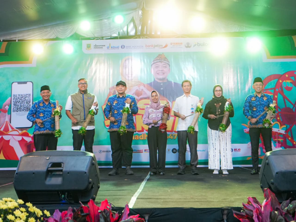 Foto bersama Kepala Dinas Koperasi, Usaha Kecil dan Menengah, Perindustrian dan Perdagangan (Diskopukmperindag) Amin Wachid, Wali Kota Mojokerto Ning Ita dan jajaran OPD lainnya
