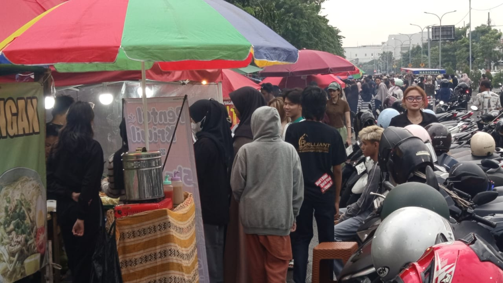 Padatnya penjual dan pelanggan yang berburu takjil di Jalan Karang Menjangan Surabaya. (Foto: Dony/selalu.id).