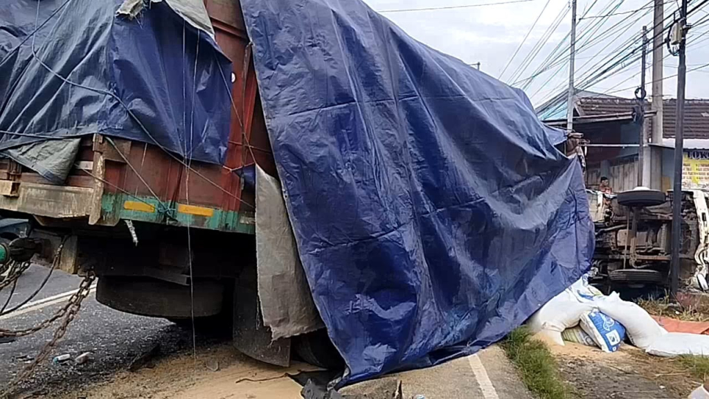 Penampakan truk yang terlibat kecelakaan beruntun di Mojokerto. (Dok. Istimewa).