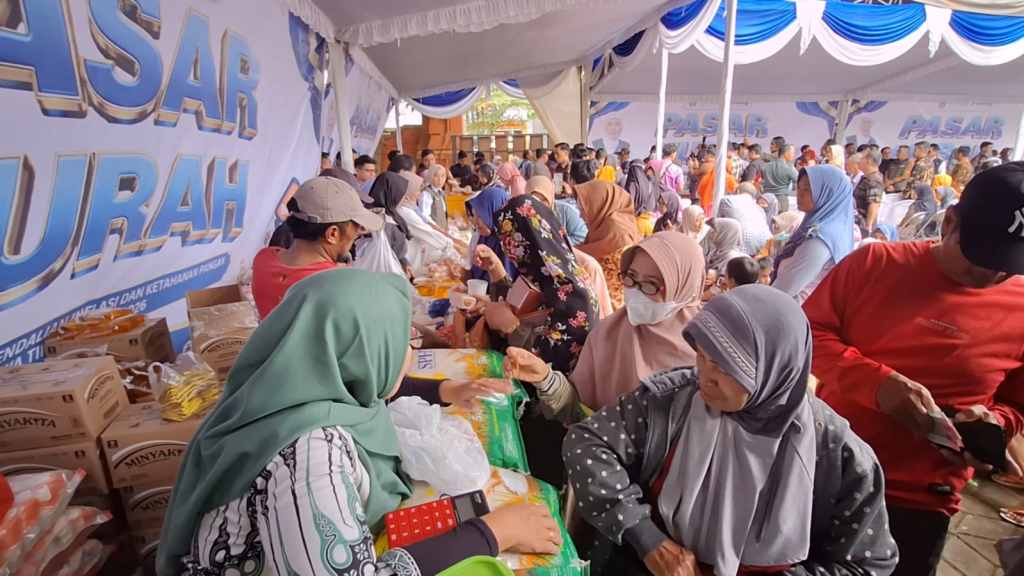 Pasar Murah yang digelar Pemprov Jatim di Mojokerto. (Foto: Supri/selalu.id).