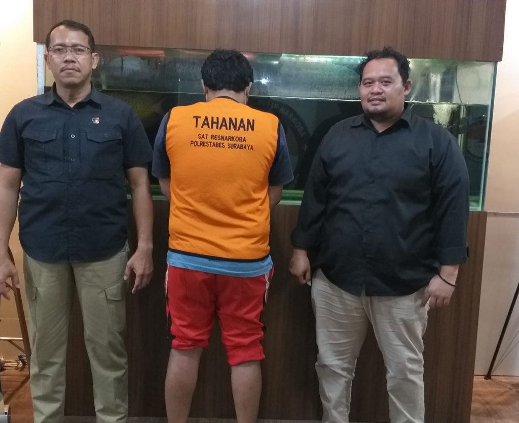 Penampakan pengacara Surabaya yang ditangkap karena edarkan ganja. (Dok. Satresnarkoba Polrestabes Surabaya).