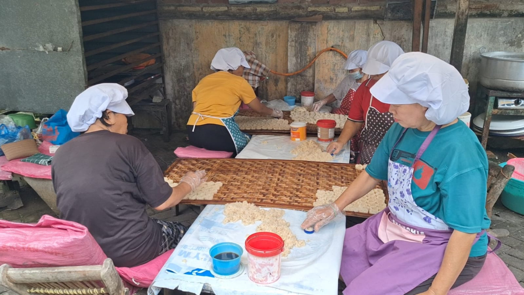 Produksi rengginang Mojokerto. (Foto: Supri/selalu.id).