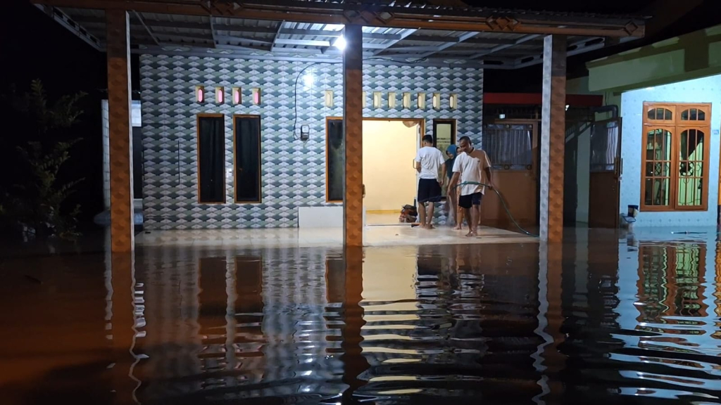 Penampakan rumah warga di Mojokerto yang tergenang banjir. (Foto: Supri/selalu.id).