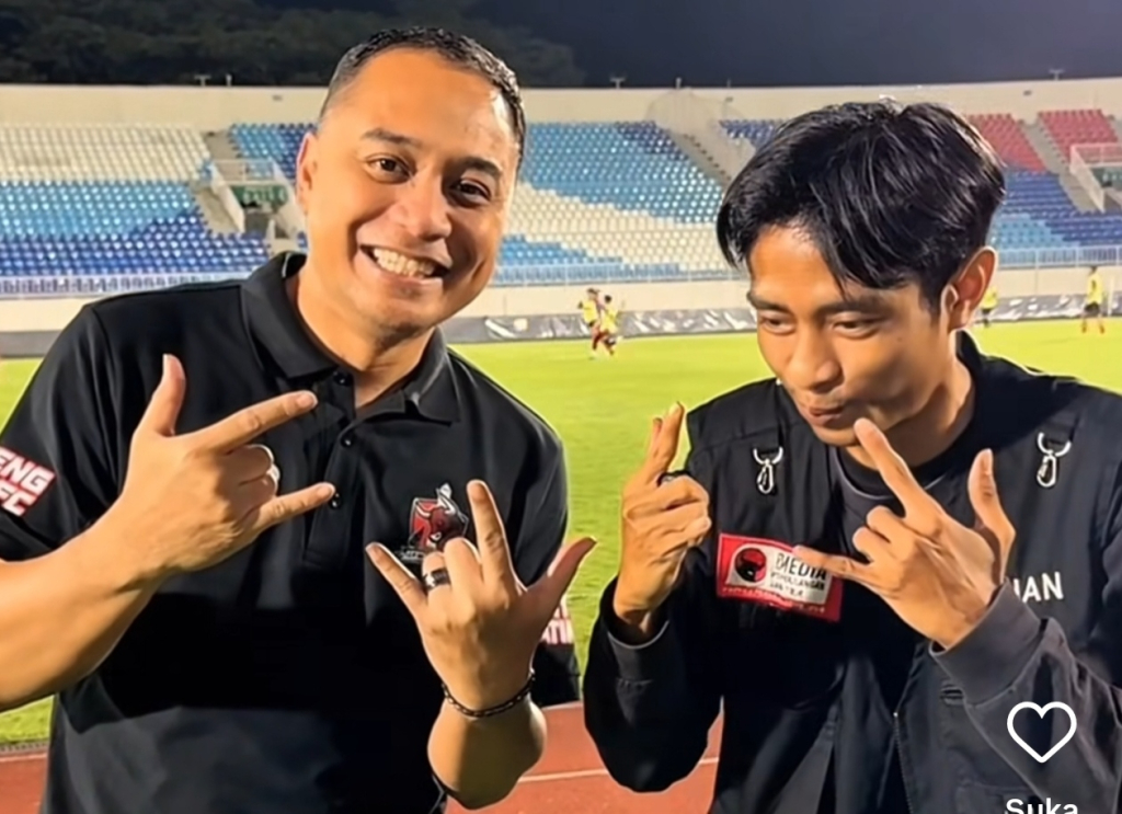 Wali Kota Surabaya Eri Cahyadi saat memantau seleksi turnamen Soekarno Cup U-17. (Dok. Istimewa).