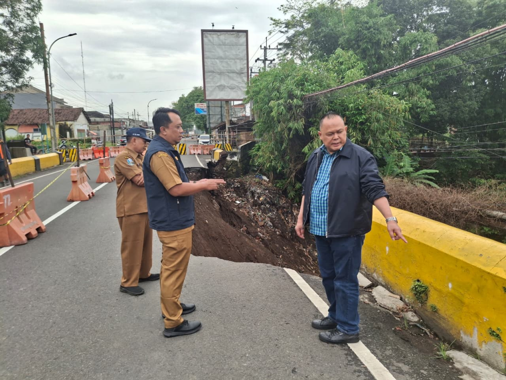 Komisi D DPRD Jatim, turun langsung meninjau lokasi jalur Bondowoso-Jember yang putus akibat Jembatan Sentong Ambles. (Dok. Humas DPRD Jatim).