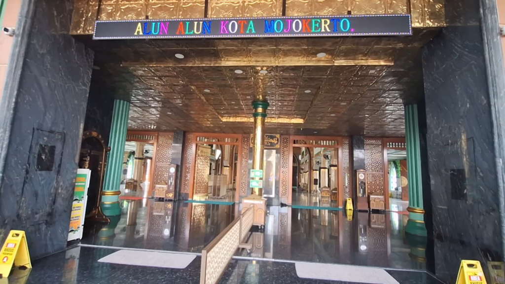 Masjid Agung Al Fattah Mojokerto. (Foto: Supri/selalu.id).