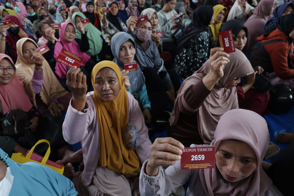 Pembagian zakat di Masjid Cheng Hoo Surabaya. (Dok. Diskominfo Surabaya).