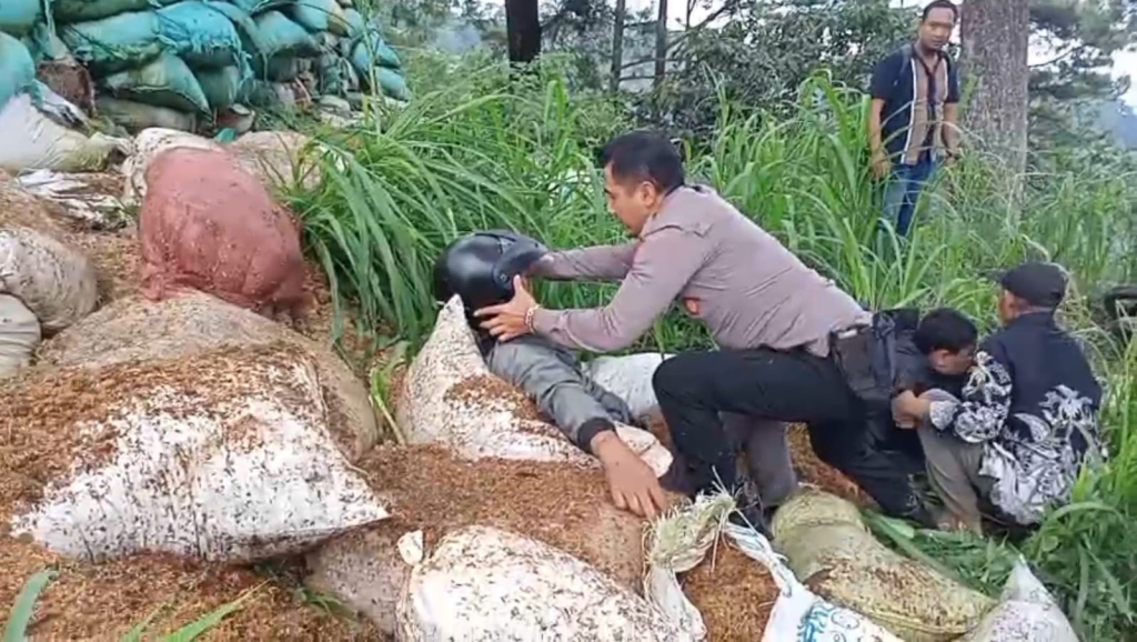 Korban saat dievakuasi petugas gabungan. (Foto: Supri/selalu.id).