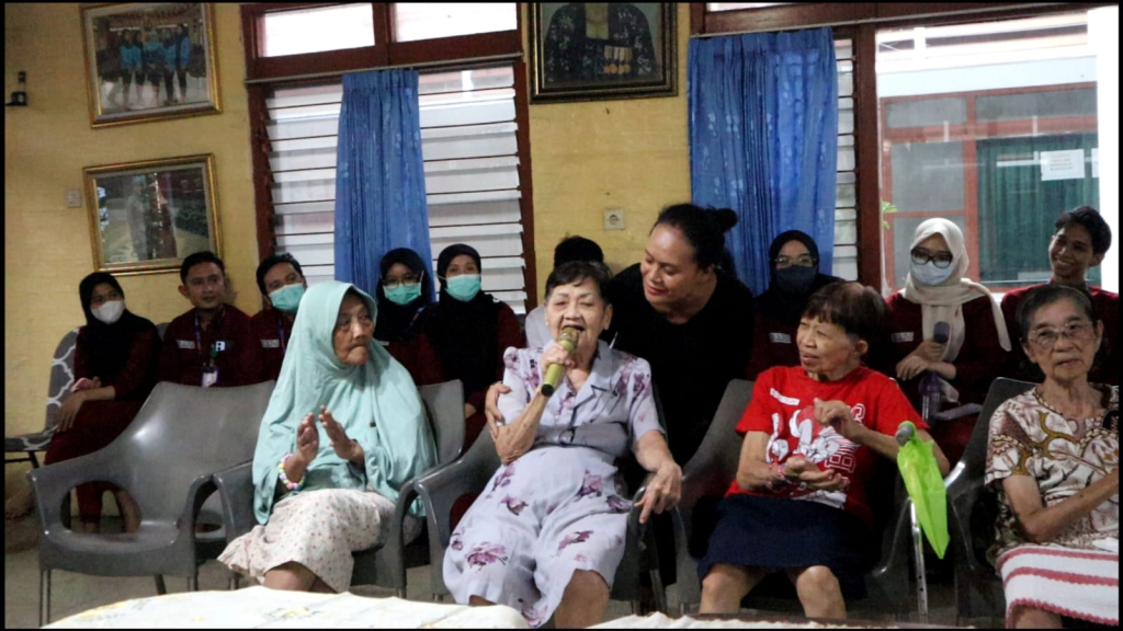 Forum Wartawan (Forwan) Surabaya saat membagikan bantuan di Panti Hargodadali. (Foto: Ade/selalu.id).