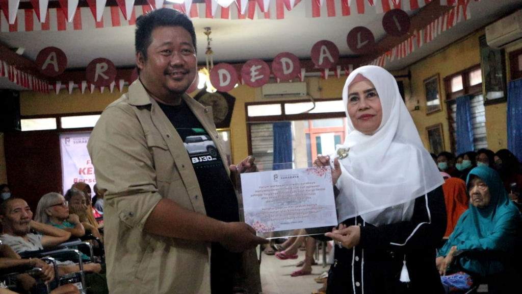 Forum Wartawan (Forwan) Surabaya saat membagikan bantuan di Panti Hargodadali. (Foto: Ade/selalu.id).