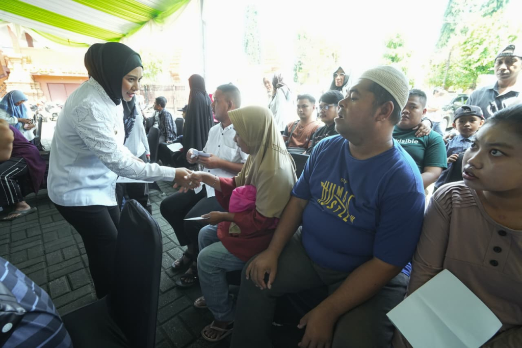 Wali Kota Mojokerto Ika Puspitasari saat menyerahkan bantuan sosial kepada warga. (Dok. Diskominfo Mojokerto).