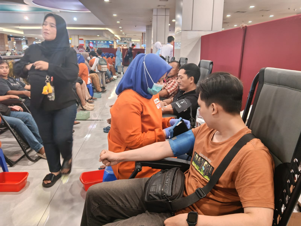 PMI Surabaya saat menggelar donor darah spesial Ramadan di BG Junction Mal. (Foto: selalu.id).