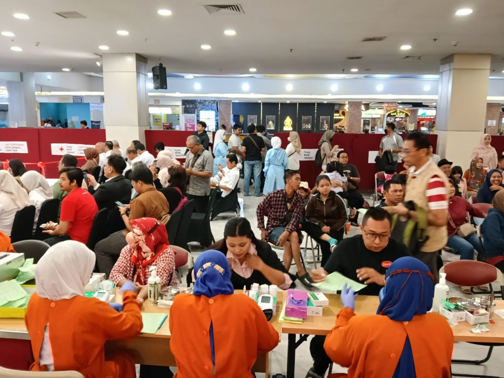 PMI Surabaya saat menggelar donor darah spesial Ramadan di BG Junction Mal. (Foto: selalu.id).