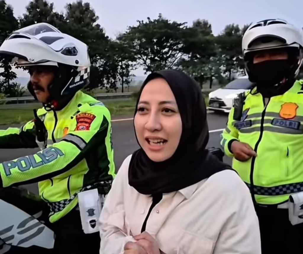 Pemudik cewek saat ditolong polisi usai tertinggal rombongan. (Dok. Instagram @satlantaspolresindramayu).