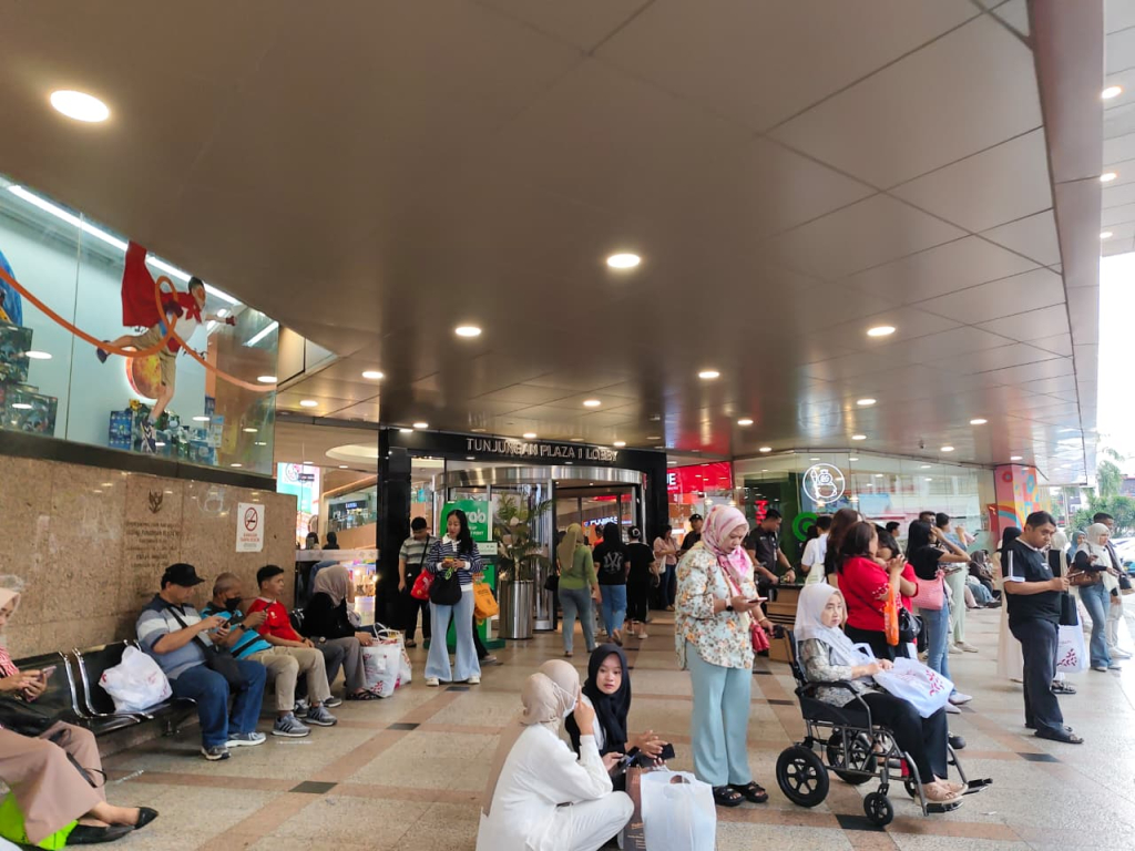 Tunjungan Plaza Diserbu Pemburu Diskon, Area Mal Sampai Jalan Basuki Rahmat Padat