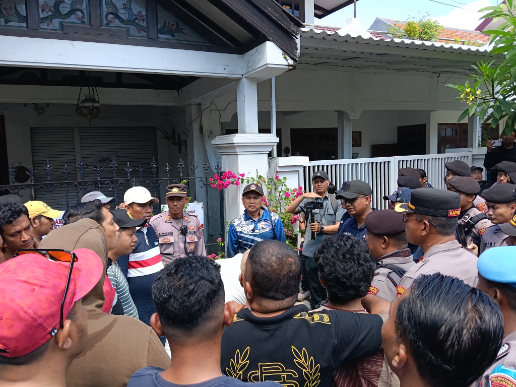Wahid (tengah), pemilik rumah di Rungkut Asri Barat X No.16, Surabaya yang dieksekusi. (Foto: selalu.id).